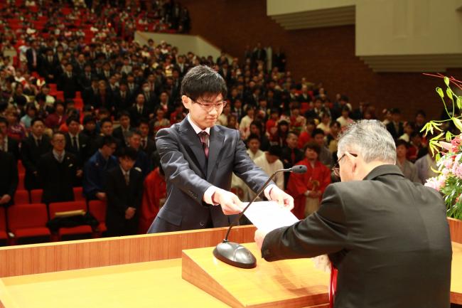 成人証書を受け取る新成人