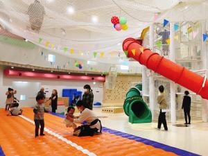 めごぷらざで遊ぶ親子の様子