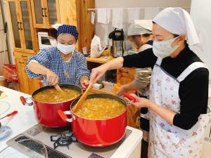 カレーを作るスタッフ