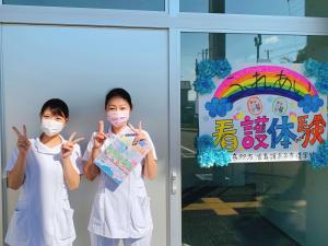 看護体験を案内する看護学生