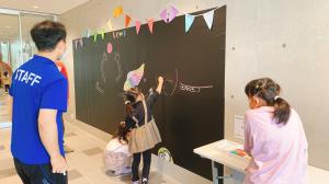 お絵描きする子ども達の様子