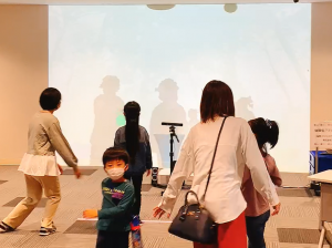 体験型アプリケーション「うるしずく」で遊ぶ子ども達の様子2