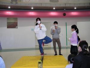 チャレンジカードの内容を模範する雫さん