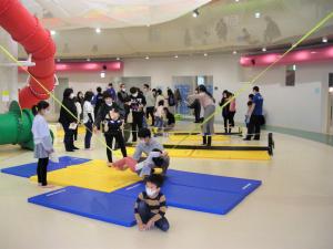 スラックラインを体験する子ども達