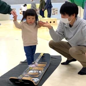 スラックラインに挑戦する小さなお子様