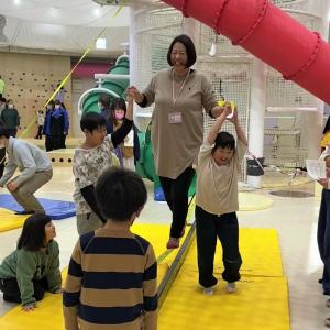 スラックラインを体験する保護者様