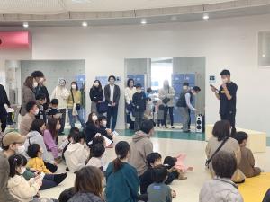 参加者に説明をする講師