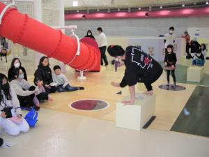 参加者にチャレンジしてもらう技の模範演技