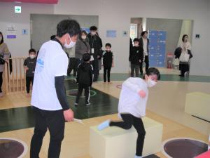 ヴォルトという技にチャレンジする子ども