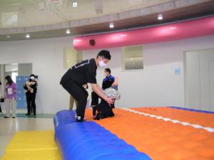 ロールにチャレンジする子ども