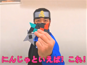 プレイリーダーが手裏剣を見せる様子