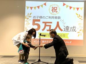 市長による認定証贈呈の様子
