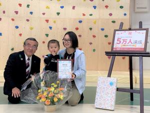 市長と禅君・お母様の記念撮影