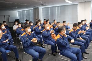 6月14日　手話講習会　消防署員が先生の動きに従って手話であいさつ