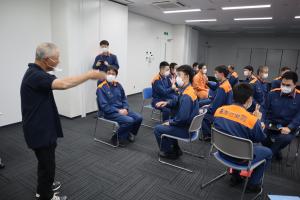 6月7日　手話講習会　ロールプレイ　先生が指導