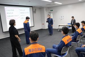 ６月14日　手話講習会　手話のあいさつを受講者の消防署員が2人で前に来て手話