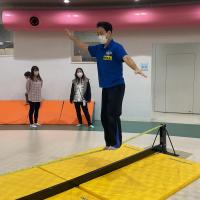スラックラインに挑戦するプレイリーダー