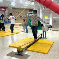 スラックラインに挑戦するお父さん