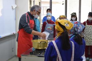 熱塩加納公民館の佐藤館長に教わります