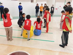 説明を聞く子ども達1