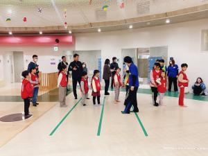 １列に並ぶ子ども達