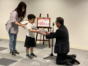 記念品をお渡しする様子
