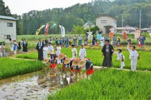 神田での早乙女による田植え、白狐が苗を投げ込む
