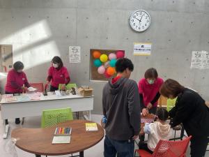 ももによる子育て相談会と缶バッジ作成体験の様子1