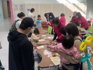 ももによる子育て相談会と缶バッジ作成体験の様子2