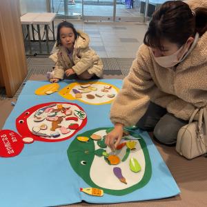 食育おもちゃで遊ぶ様子