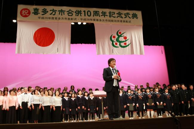 市民の歌の想いを語る堀内孝雄氏の様子