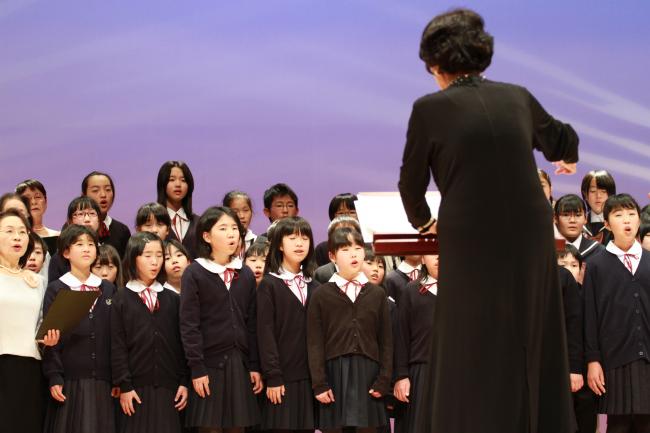 市民の歌を披露する小中学生の様子