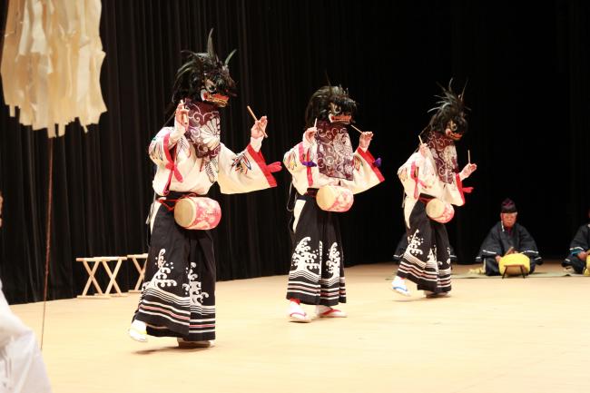 彼岸獅子を披露する様子