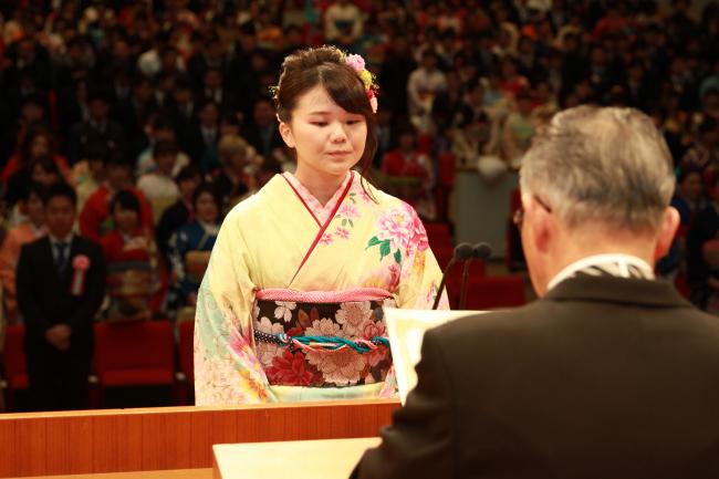 成人証書を受け取る新成人代表者の写真