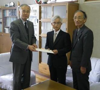 検討委員会から提言書提出