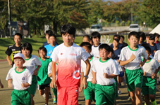 小学生が走っている