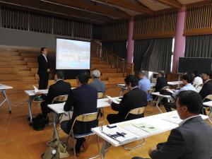 湖南小学校視察の様子の写真