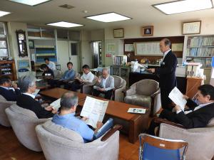 市内小中学校視察の様子