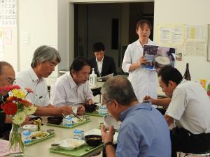 市内小中学校視察の様子（給食を試食している様子）