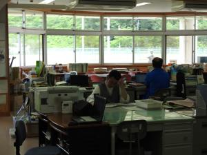 湖南小中学校 共同職員室の様子