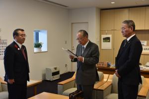 意見書を提出する唐橋会長、右は今井会長職務代理者