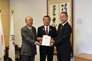 左から、唐橋会長、遠藤市長、今井会長職務代理者