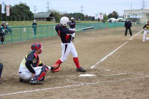 ヒットを打つ渡部選手