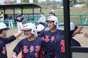 追加点を挙げ喜ぶベンチ