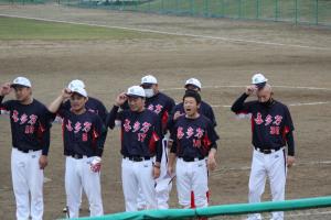 応援にあいさつする選手
