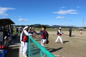 ピンチを抑え、選手をたたえるベンチ
