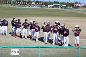 観客にあいさつする選手