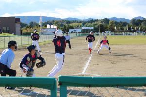 安打を放つ大森選手