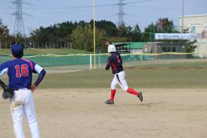 本塁打を打ち走る渡部選手