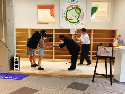 市長による認定証贈呈の様子
